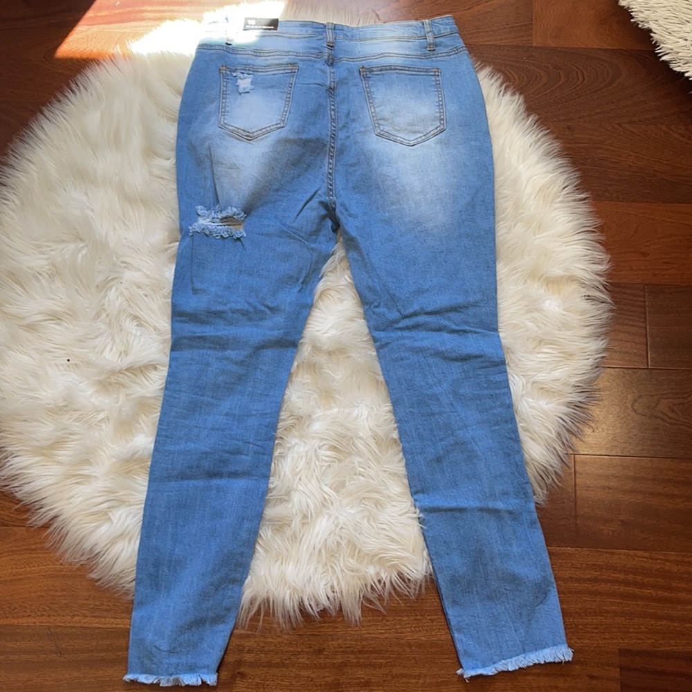Distressed jeans - Picture 2 of 3